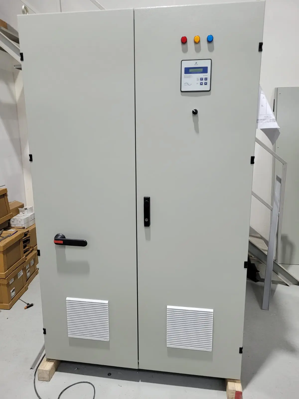 Utility meter cabinet